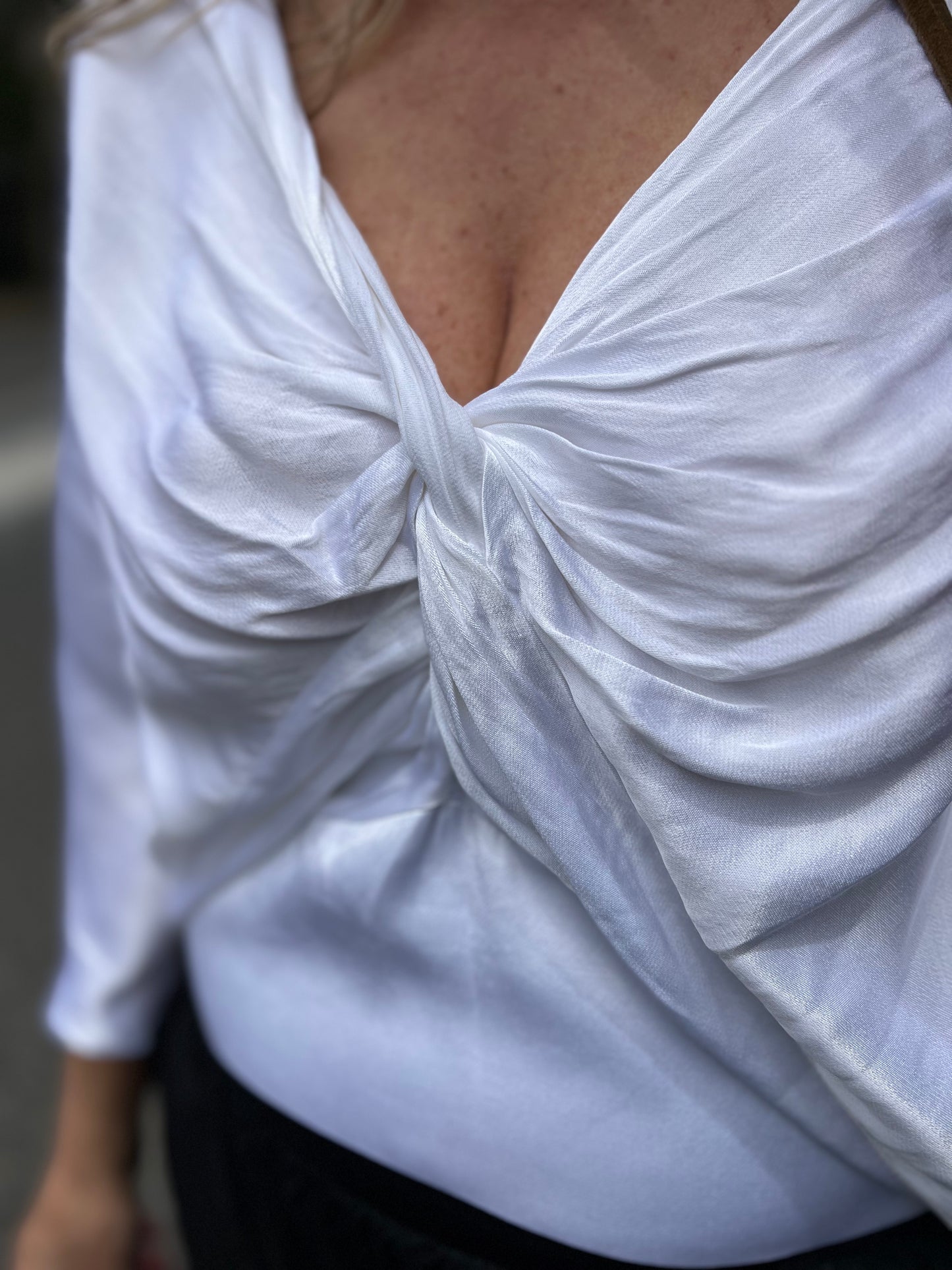 Blusa branca acetinada com nó